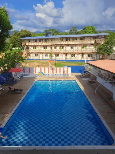 梅尔加Hotel santa marta Melgar的酒店前方的大型游泳池