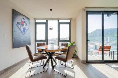 巴拿马城Casco View By Wynwood House的一间带桌椅和窗户的用餐室