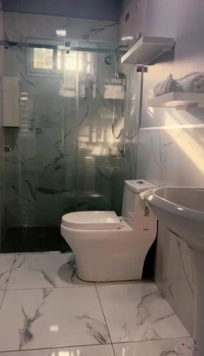 特拉Casa Chavez en Tela的白色的浴室设有卫生间和水槽。