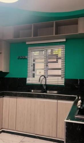 特拉Casa Chavez en Tela的厨房设有水槽和窗户。
