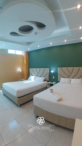 瓦努科Hotel Spring的配有两张床的旅馆客房
