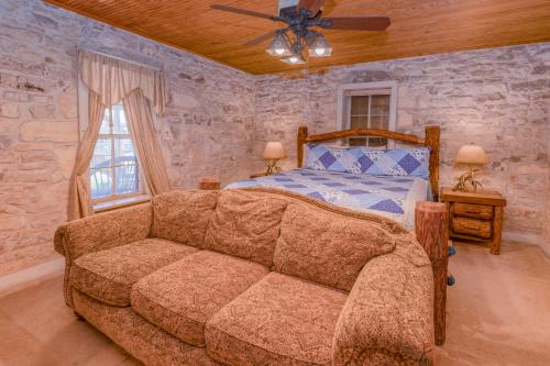 弗雷德里克斯堡Country Inn Cottages的一间卧室配有一张床和一张沙发