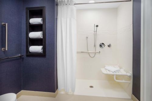 哈姆登Residence Inn by Marriott New Haven Hamden的带淋浴、卫生间和盥洗盆的浴室
