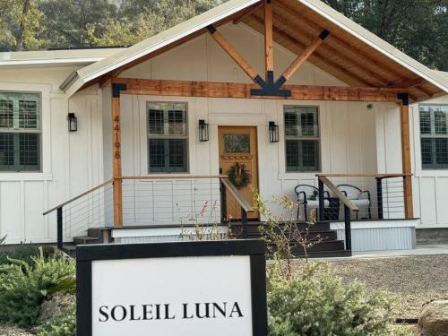 三河城Soleil Luna 2 miles from Sequoia Park Entrance的前面有标志的房子