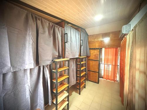 埃尔巴列德安通Blasina el valle的一间小房间,房子里设有窗帘和架子