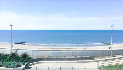 克利夫利斯Seahawk Holiday Apartments的海滩与大海相映成趣