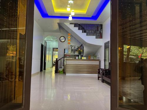 荣福克Minh Tâm Hotel ( Nhà Nghỉ Minh Tâm )的大楼内带酒吧的大堂