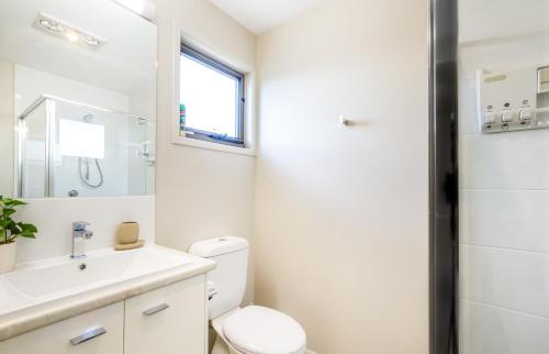 比尔瓦Beautiful Mountain Townhouse Entire home to yourself的白色的浴室设有卫生间和水槽。