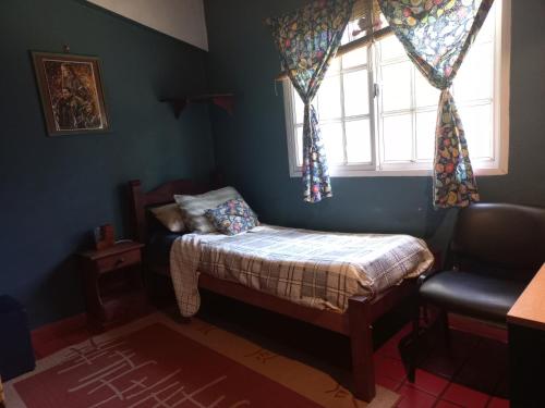 PiñeroQuinta Don Diego的一间小卧室,配有一张小床和一个窗户