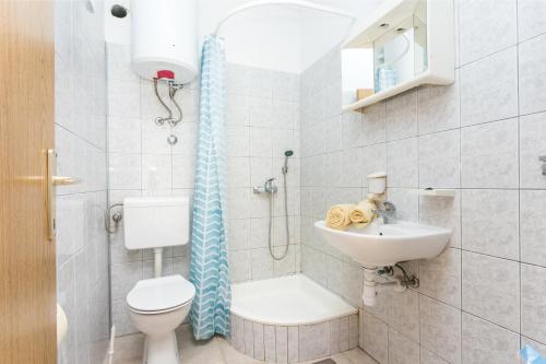 塞维德Apartment Sevid 4287d的浴室配有卫生间、盥洗盆和淋浴。