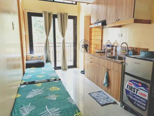 碧瑶Evergreen Suites Cozy Baguio Loft Retreat的中间设有长凳的厨房