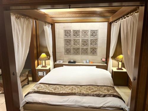 神户Hotel Pareo (Adult Only)的一间卧室配有一张带两盏灯的大型白色床。