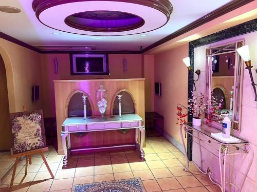 神户Hotel Pareo (Adult Only)的一间带紫色水槽和镜子的浴室