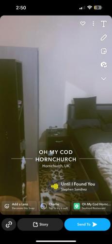 HornchurchFor your care的卧室的屏风,床的照片