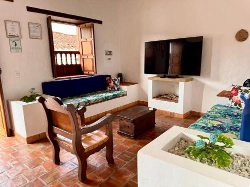 巴里查拉Casa La Bonita - Barichara的带沙发和电视的客厅