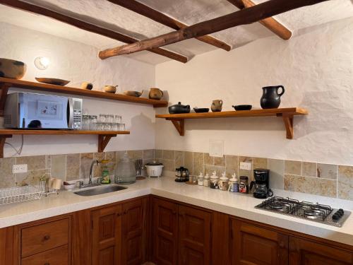 巴里查拉Casa La Bonita - Barichara的厨房配有水槽和台面