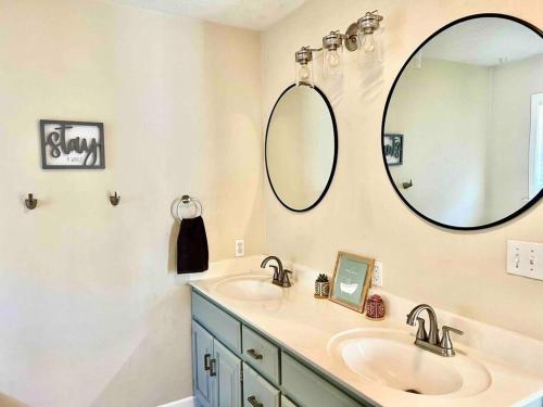 圣罗伯Renovated home 10 min from FLW!的一间带两个盥洗盆和大镜子的浴室