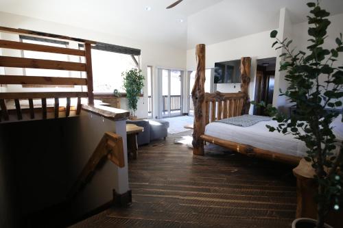 米苏拉Mount Jumbo Lookout的一间卧室配有一张床和一个沙发