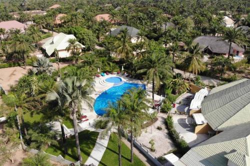 KabrousseBeach residence vila with pool的享有度假村游泳池的空中景致