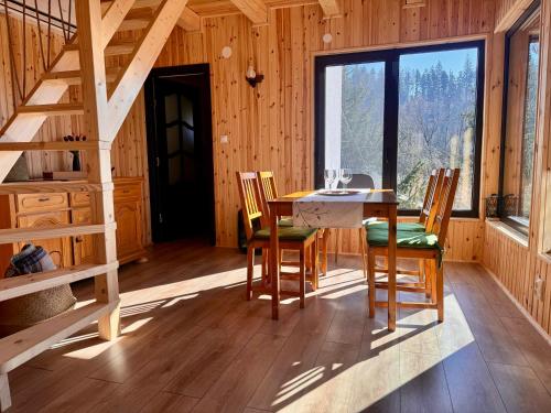 SicasăuAproka - Chalet Mignon Adorable small guest house的一间带桌椅和楼梯的用餐室