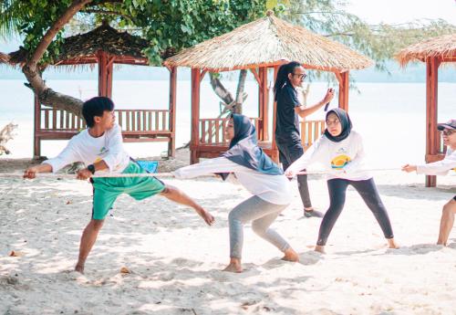 LampungVilla Mangrove Pulau Pahawang的一群人在沙滩上打排球