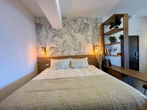 危地马拉Tropical Apartment in the city的一间卧室配有一张带花卉壁纸的大床