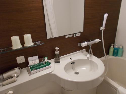 香取市Hotel Route-Inn Katori Sawara Ekimae的浴室设有白色水槽和镜子