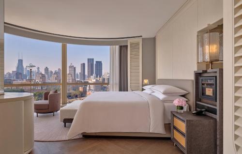上海上海海鸥丽晶酒店的市景卧室 - 带1张床