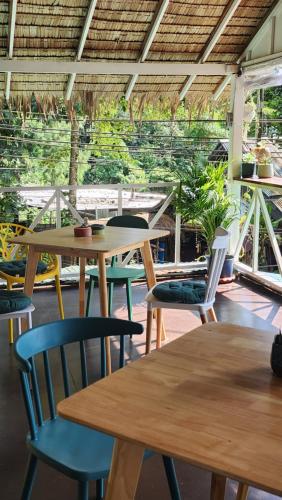 象岛Easy Life Koh Chang的餐馆里的一组桌椅
