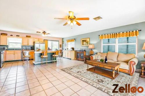 Summerland KeyExperience Coastal Living at its Best Florida Keys的客厅配有沙发和桌子