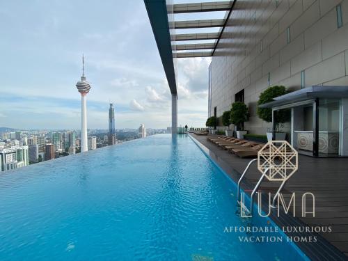 吉隆坡吉隆坡 KLCC 区白金酒店无边泳池 by LUMA的建筑物屋顶上的游泳池