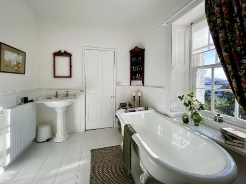 阿普尔克罗斯Applecross Manse的白色的浴室设有浴缸和水槽。