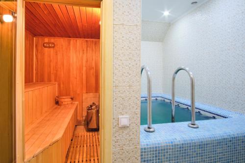 基辅昂诺沃登德拉酒店的带浴缸的浴室和游泳池