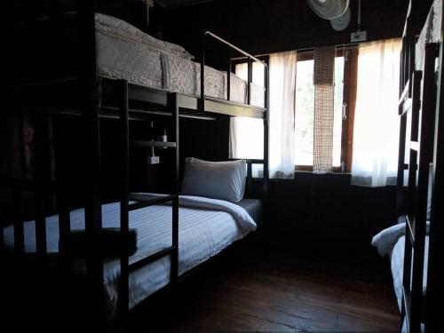 拜县Imchai的一间卧室设有两张双层床和一扇窗户。