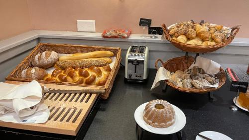 拉格斯Sorell Hotel Tamina - Garni的一大堆不同类型的面包和糕点