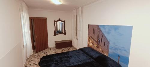 威尼斯My Rialto Palace的卧室配有一张床,墙上设有镜子