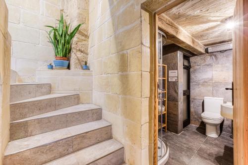 拉巴特Rb42 - Charming & Historic House的一间带楼梯和卫生间的浴室