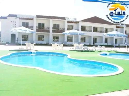 沙姆沙伊赫Club Marine Residence的酒店前的游泳池