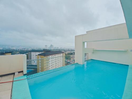 曼达维市Elevate at 902 - Cityscape Tower Condominium - with Netflix, Near SM, Ayala, IT Park的建筑物屋顶上的游泳池