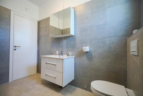 ŽarovićVilla Fiore的浴室配有白色卫生间和盥洗盆。