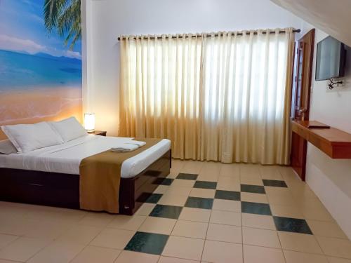 长滩岛Castle Rock Apartelle的一间卧室设有一张床和一个 ⁇ 板地板