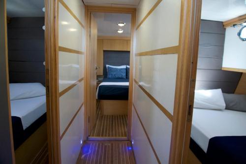 卡斯Albatros-Q的小房间设有两张床和镜子