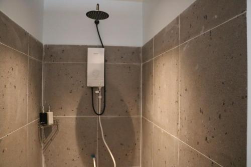 桔井Sorya Guesthouse & Dolphin Tours的浴室内配有淋浴和头顶淋浴