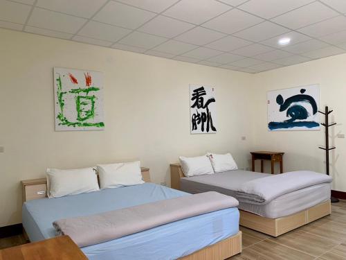 白河People Hostel Taiwan Image Calligraphy Museum的配有两张床的客房