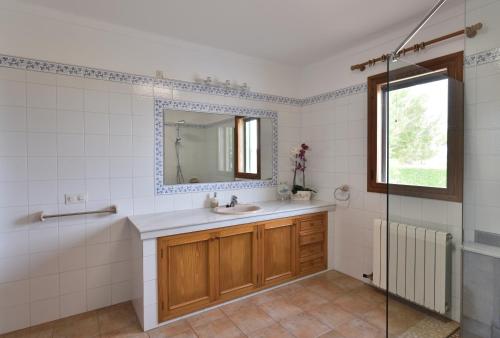 锡内乌Sa Tanca Gran的一间带水槽和镜子的浴室
