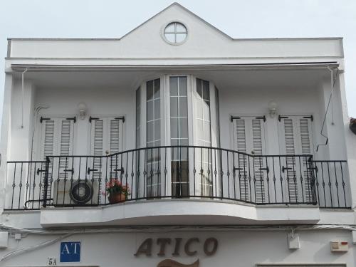 卡拉蒙特Atico的白色的建筑,带有窗户的阳台