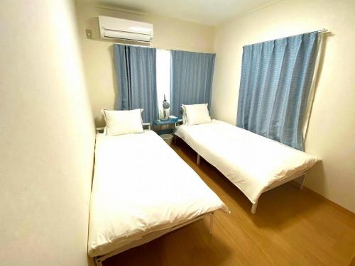 福冈麗base野芥的小型客房 - 带2张床和窗户