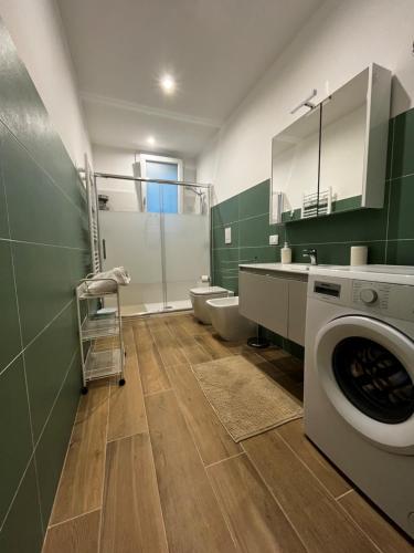 奥古斯塔PARADISO HOME的一间带洗衣机和洗衣机的浴室。