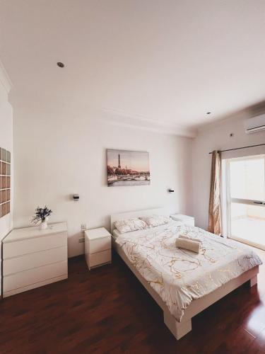 彭布罗克Pembroke Parkside Maisonette的白色的卧室设有一张大床和一个窗户