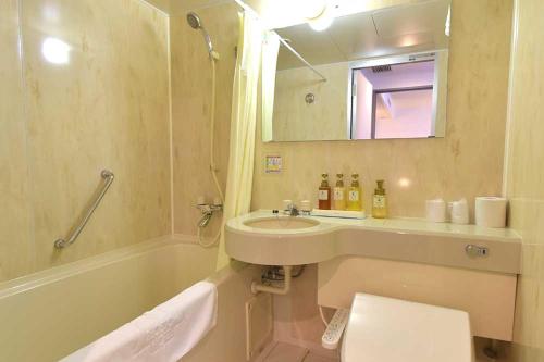 弘前市弘前布洛瑟姆酒店的一间带水槽、浴缸和镜子的浴室